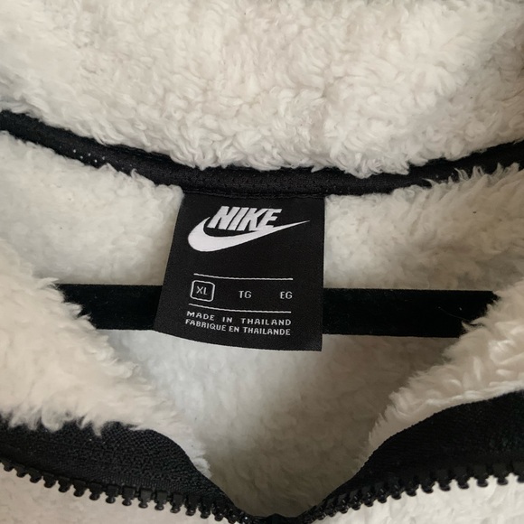 Women’s Nike Cropped Pullover - Picture 3 of 5
